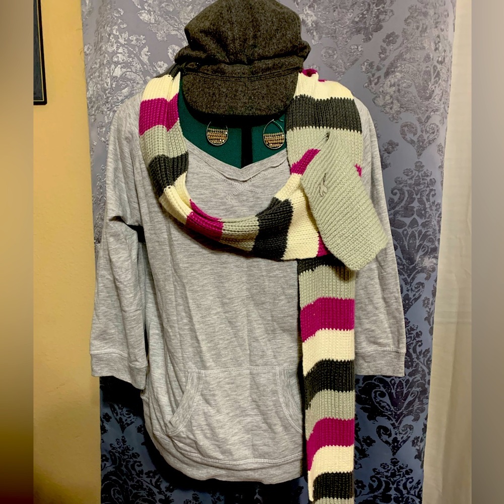 Lei grey light sweatshirt, 3/4 length sleeves with front pocket.